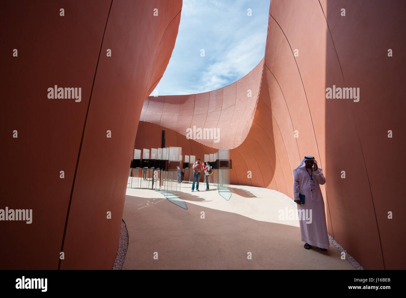 Norman Foster + Partners – die Vereinigten Arabischen Emirate Pavillon auf der EXPO Mailand 2015 gemacht von gekrümmten glasfaserverstärktem Betonplatten – Außenansicht Stockfoto
