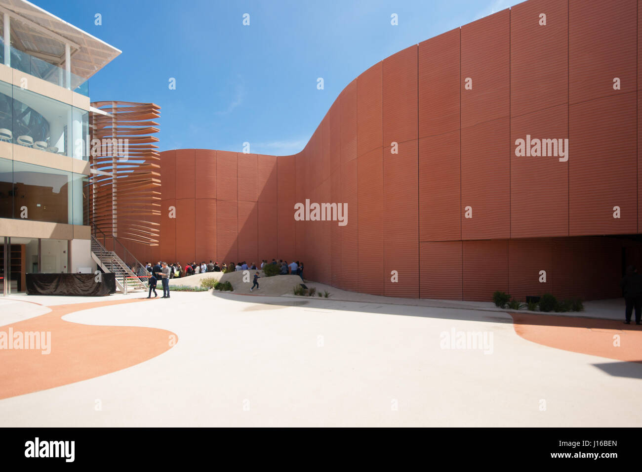 Norman Foster + Partners – die Vereinigten Arabischen Emirate Pavillon auf der EXPO Mailand 2015 gemacht von gekrümmten glasfaserverstärktem Betonplatten – Außenansicht Stockfoto