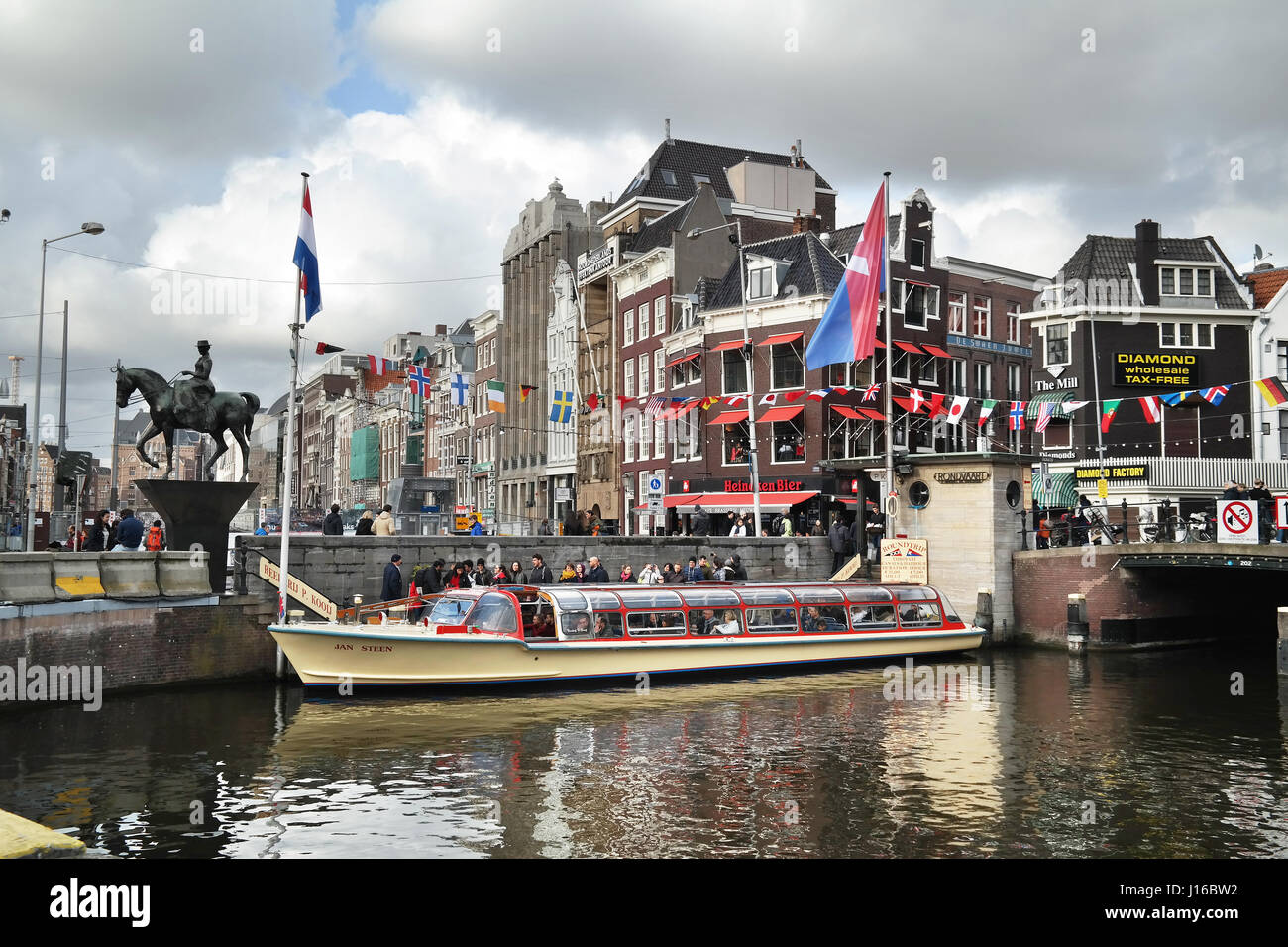 Touristenboot auf Rokin, Amsterdam, Niederlande Stockfoto