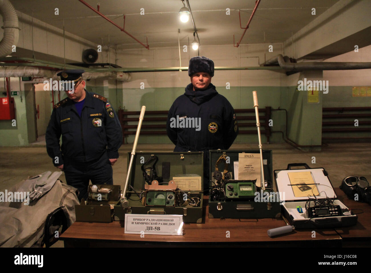 Moskau, Russland: Bunker Wachleute anzeigen altmodisch aussehende Strahlungsdetektoren und Gasmasken. HABEN SIE sich jemals gefragt, wo die Russen gehen würde wenn wir nukleare auf sie Bomben? Dank Bilder zur Verfügung gestellt von Moskau Bauarbeiter sehen wir im Westen jetzt das grimmige 650-Füße u willkommen, das 2.700 russische Staatsbürger erhalten würde, wenn Atomkrieg Wirklichkeit wurde. Das einzige Problem ist der Bunker macht und Wasserversorgung versagte nach nur zwei Tagen verlassen Flüchtlinge keine andere Wahl aber um ihre Stadt in der nukleare Einöde Wagen geworden wäre. Während weit her Stockfoto