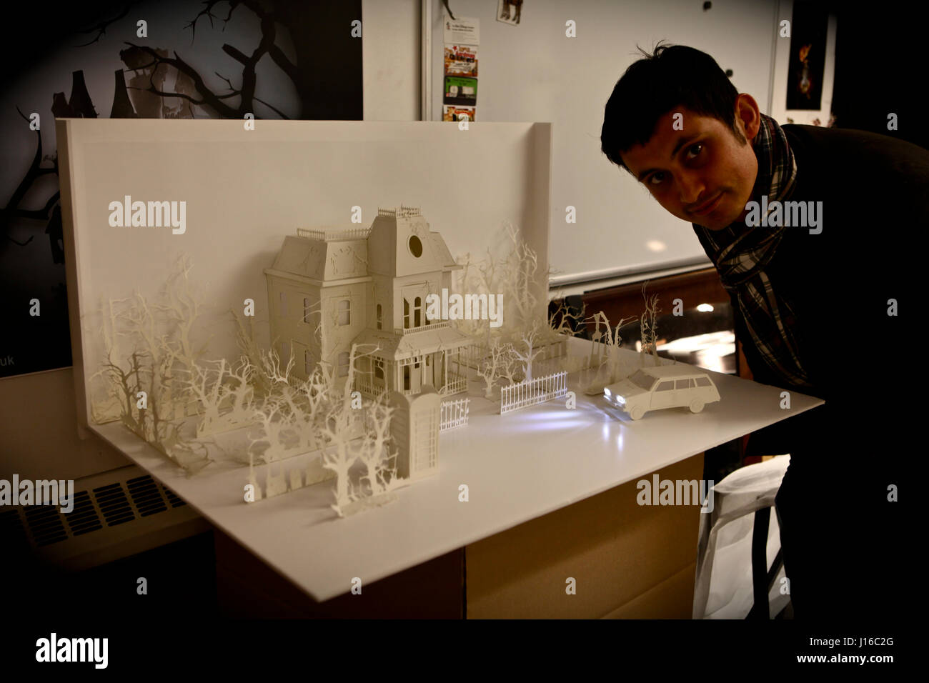 BRISTOL, UK: Ein Papier aus dem Papier Architekten-Projekt mit dem Künstler Davy McGuire nach Hause. Eine BRISTOL-Papier-Theater-Produktion ist ein Schnitt über dem Rest. Die komplizierte Pop-up-Papier-Szenen erstellen Sie Film und Märchen Favoriten. Auffälligste ist erschreckend Szene von klassischen Alfred Hitchcocks Film Psycho, die hier gesehen werden kann, schlagen alles, was die unheimliche Notizen Fans mit den Film sofort bilden zu erkennen. Der große Unterschied ist, dass die Mini-Film komplett aus Papier erstellt wurde. Die Schöpfer dieser erstaunliche Arbeit sind Bristol-basierte Davy (31) und Kristin McGuire (33), die ihren Hintergrund in Film nahm Stockfoto
