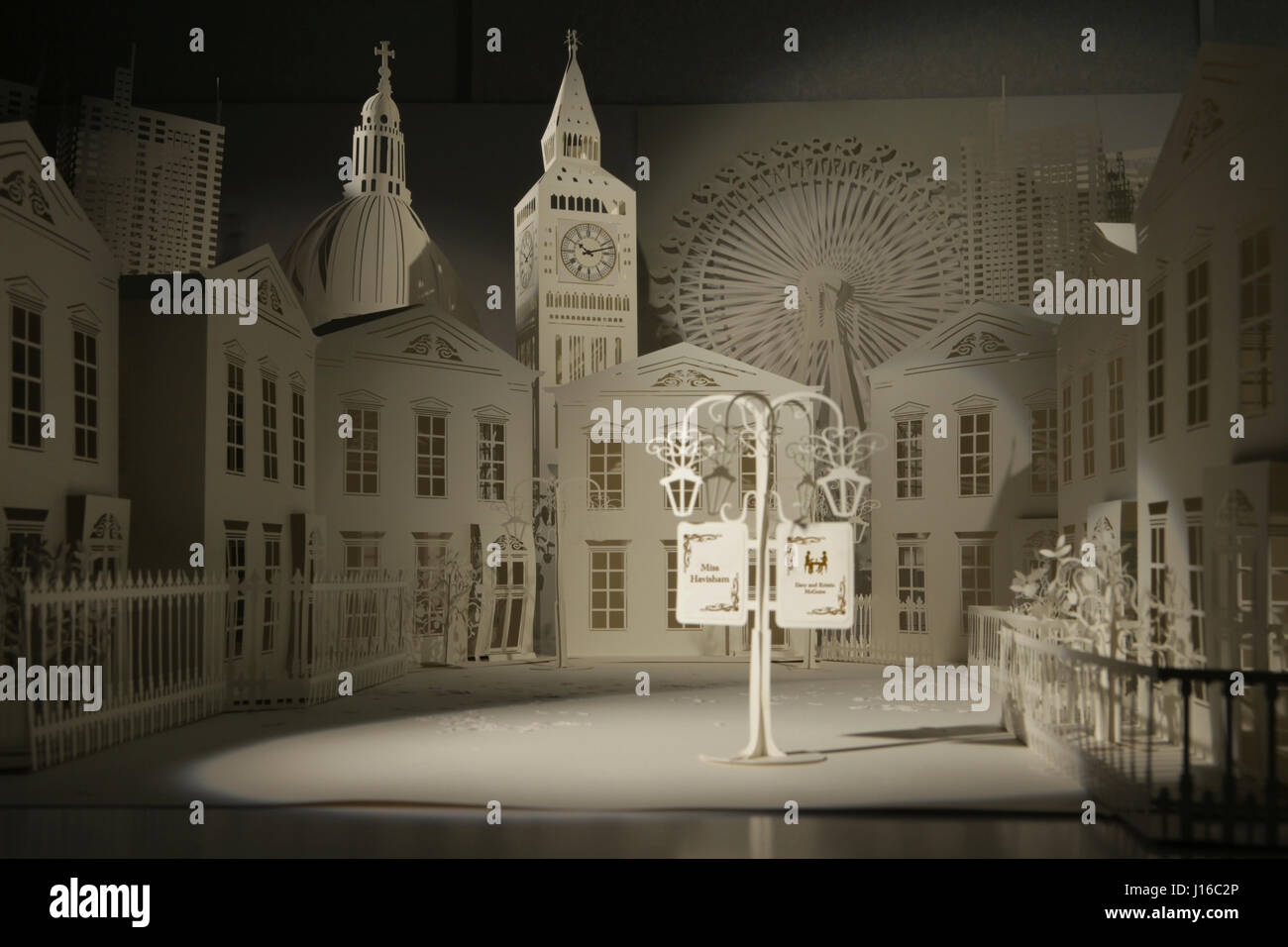 BRISTOL, UK: Ein Londoner Szene. Eine BRISTOL-Papier-Theater-Produktion ist ein Schnitt über dem Rest. Die komplizierte Pop-up-Papier-Szenen erstellen Sie Film und Märchen Favoriten. Auffälligste ist erschreckend Szene von klassischen Alfred Hitchcocks Film Psycho, die hier gesehen werden kann, schlagen alles, was die unheimliche Notizen Fans mit den Film sofort bilden zu erkennen. Der große Unterschied ist, dass die Mini-Film komplett aus Papier erstellt wurde. Die Schöpfer dieser erstaunliche Arbeit sind Bristol-basierte Davy (31) und Kristin McGuire (33), die ihren Hintergrund in Film und Theater auf eine ganz neue und herausfordernde Level haben. Stockfoto