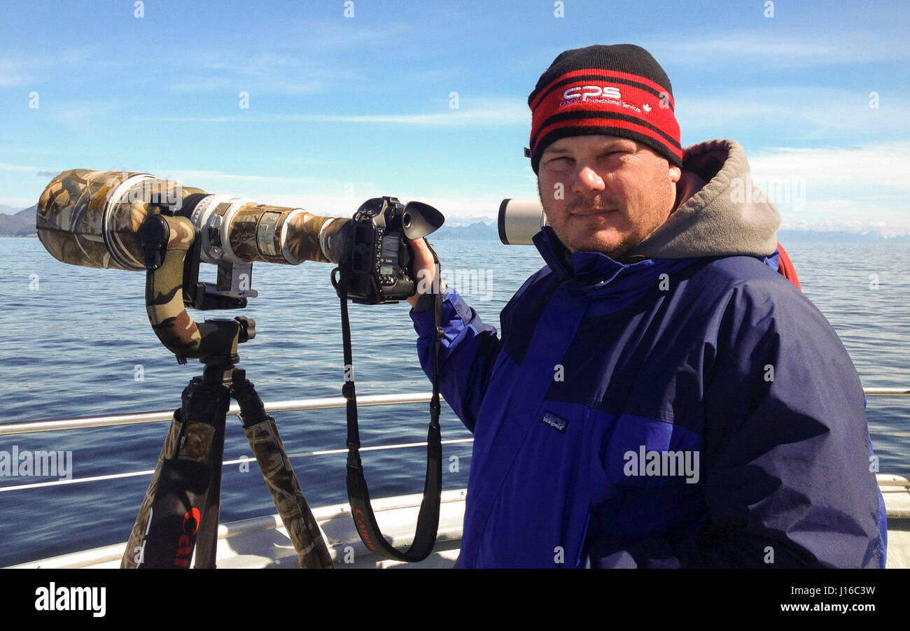 OCALA NATIONAL FOREST, FLORIDA: A MACAQUE Kampf begann wie ein Kung-Fu-Kampf vor einem frecher Affe beschlossen, den Ton zu senken, indem man seinen Gegner durch den Schritt. Die Auge-Bewässerung genommen von einem britischen Fotografen zeigt wie das Paar von Rhesus-Makaken No-Holds-barred Kampf begonnen, dann wurde von einem anderen ihre Truppe vor, aus denen später durch Flüstern sanft zueinander abgelenkt. Fotograf Graham McGeorge (43) ursprünglich aus Dumfries in Schottland und lebt heute in Jacksonville, Florida erfasst den Moment während des Besuchs der Band wilde Affen, die Stockfoto