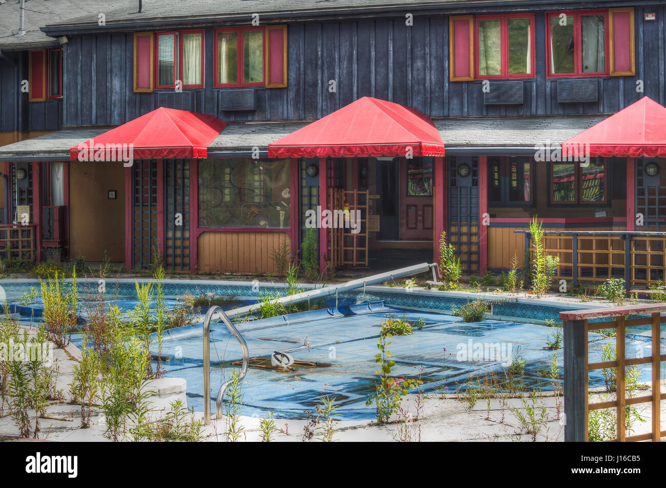 ONTARIO, Kanada: Gruselige Bilder eines verlassenen Ski Resorts zeigen wie ohne menschliche Pflege Natur in nur vier Jahren übernehmen kann. Mit einem ominösen und überwucherten Exterieur und lange verlassenen Flure zu den Skiliften, die bizarr über Rasenflächen das 1963 erbaute Resort schwingen zeigt wie eine große Unternehmen für Unterhaltung gebracht werden kann niedrig. Nur vor vier Jahren jetzt Bankrott Talisman Hotel und Resort war eines Kanadas angesehensten 200 Hektar großen Resorts, komplett mit Beschneiungsanlagen, Schwimmbäder, Golf-Kurse, Tennisplätze, Bars und hundert Zimmern. Jetzt urban Explorer onl Stockfoto