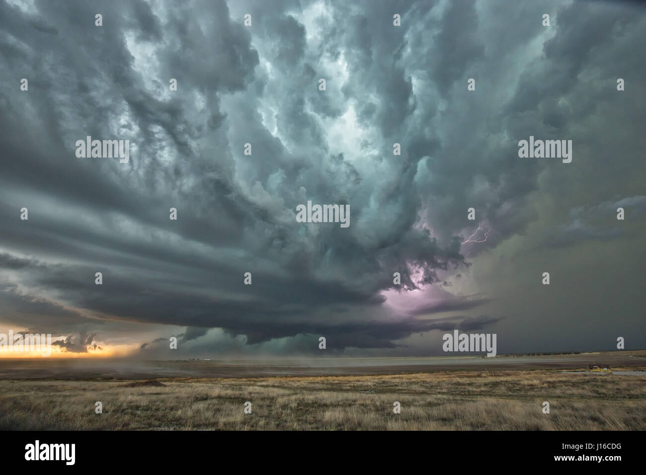 NABRASKA, USA: Ein Lehrer hat Tod in eine obsessive Gebot zur Dokumentation der Geburtstages und Tod des Naturs dramatische Supercell Stürme trotzten. Mit der Atmosphäre, knisternde Spannung zeigen Bilder, wie dieser Sturm kam lebendig mit tödlichen Explosionen des Blitzes, bevor dieser tapferen Amateur Stormchaser konnte seine Flucht zu machen und den ruhigen blauen Himmel zu erfassen und Sonnenstrahlen hinter den einmal böse Wolken entstehen. Die Bilder wurden in den großen Ebenen des mittleren Westens Amerikas durch High School Chemielehrer Mark Rosengarten (48), der ein Jahrzehnt seines Lebens gewidmet hat, zu jagen und dokumentieren dramatische Stockfoto