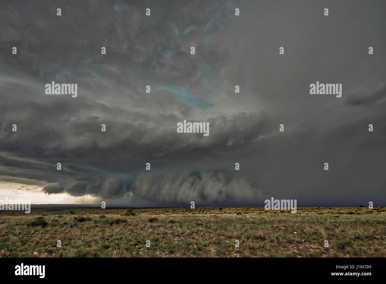 NABRASKA, USA: Der Sturm beginnt. Ein Lehrer hat Tod in eine obsessive Gebot zur Dokumentation der Geburtstages und Tod des Naturs dramatische Supercell Stürme trotzten. Mit der Atmosphäre, knisternde Spannung zeigen Bilder, wie dieser Sturm kam lebendig mit tödlichen Explosionen des Blitzes, bevor dieser tapferen Amateur Stormchaser konnte seine Flucht zu machen und den ruhigen blauen Himmel zu erfassen und Sonnenstrahlen hinter den einmal böse Wolken entstehen. Die Bilder wurden in den großen Ebenen des mittleren Westens Amerikas durch High School Chemielehrer Mark Rosengarten (48), der ein Jahrzehnt seines Lebens gewidmet hat, jagen und Doc Stockfoto