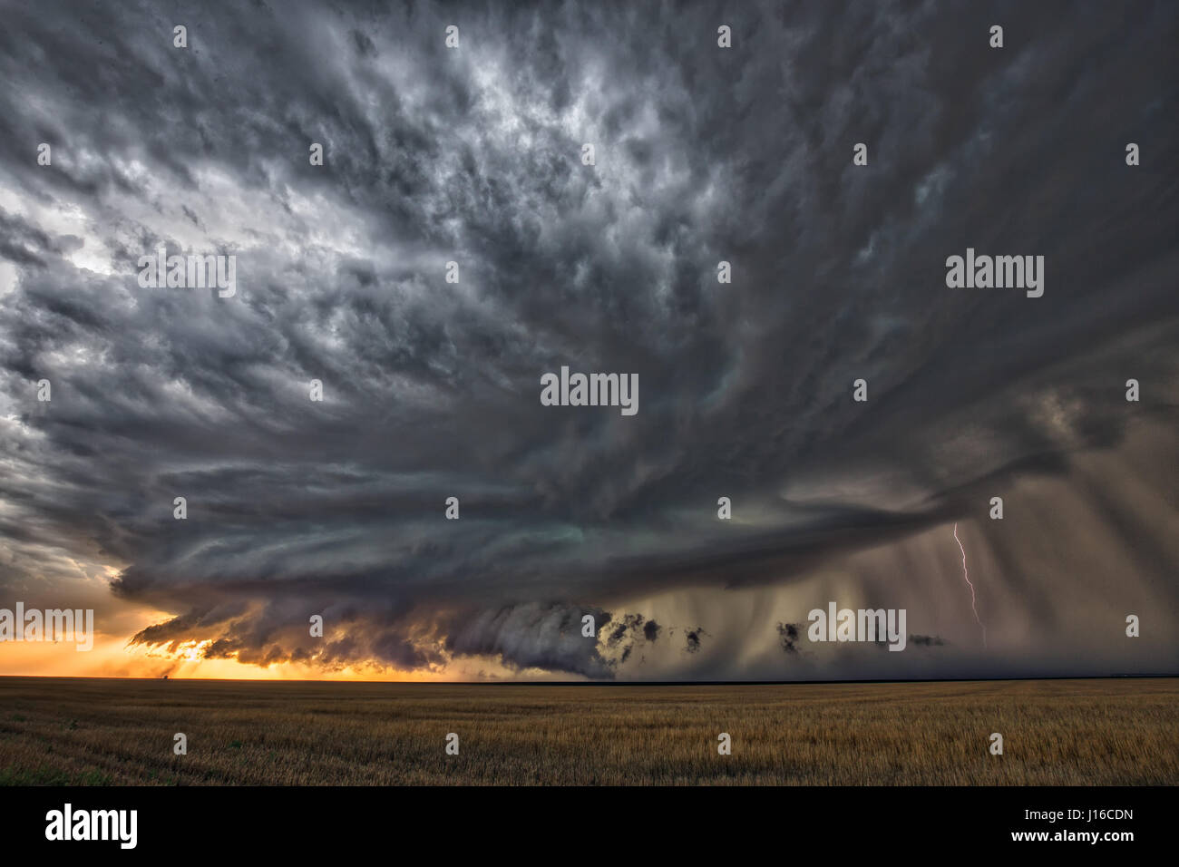 NABRASKA, USA: Ein Lehrer hat Tod in eine obsessive Gebot zur Dokumentation der Geburtstages und Tod des Naturs dramatische Supercell Stürme trotzten. Mit der Atmosphäre, knisternde Spannung zeigen Bilder, wie dieser Sturm kam lebendig mit tödlichen Explosionen des Blitzes, bevor dieser tapferen Amateur Stormchaser konnte seine Flucht zu machen und den ruhigen blauen Himmel zu erfassen und Sonnenstrahlen hinter den einmal böse Wolken entstehen. Die Bilder wurden in den großen Ebenen des mittleren Westens Amerikas durch High School Chemielehrer Mark Rosengarten (48), der ein Jahrzehnt seines Lebens gewidmet hat, zu jagen und dokumentieren dramatische Stockfoto