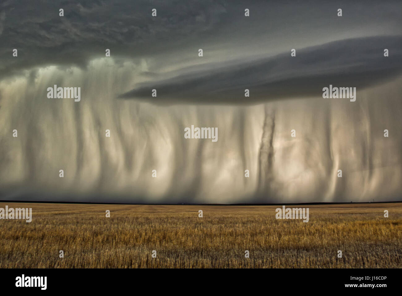 NABRASKA, USA: Ein Lehrer hat Tod in eine obsessive Gebot zur Dokumentation der Geburtstages und Tod des Naturs dramatische Supercell Stürme trotzten. Mit der Atmosphäre, knisternde Spannung zeigen Bilder, wie dieser Sturm kam lebendig mit tödlichen Explosionen des Blitzes, bevor dieser tapferen Amateur Stormchaser konnte seine Flucht zu machen und den ruhigen blauen Himmel zu erfassen und Sonnenstrahlen hinter den einmal böse Wolken entstehen. Die Bilder wurden in den großen Ebenen des mittleren Westens Amerikas durch High School Chemielehrer Mark Rosengarten (48), der ein Jahrzehnt seines Lebens gewidmet hat, zu jagen und dokumentieren dramatische Stockfoto