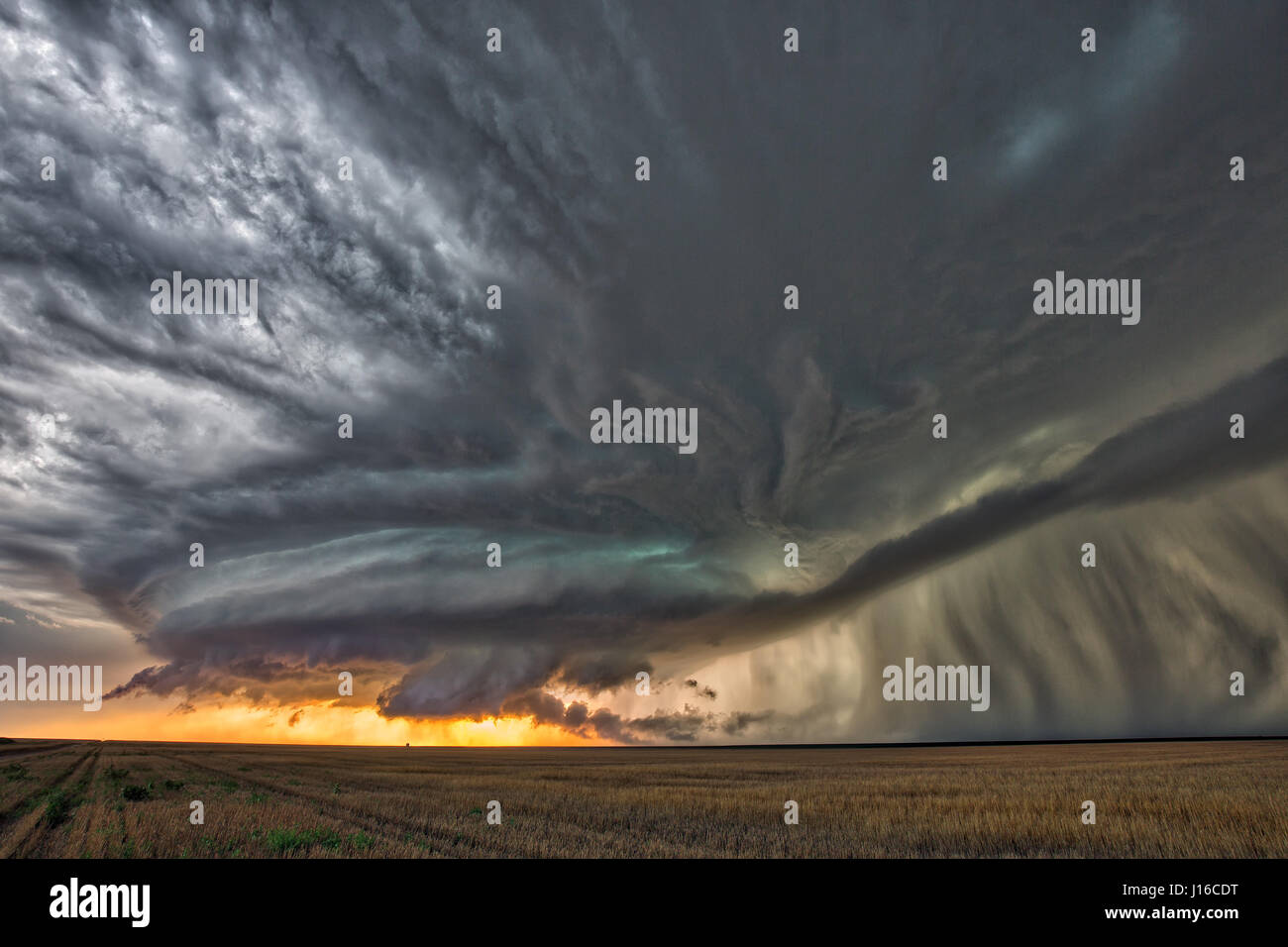 NABRASKA, USA: Ein Lehrer hat Tod in eine obsessive Gebot zur Dokumentation der Geburtstages und Tod des Naturs dramatische Supercell Stürme trotzten. Mit der Atmosphäre, knisternde Spannung zeigen Bilder, wie dieser Sturm kam lebendig mit tödlichen Explosionen des Blitzes, bevor dieser tapferen Amateur Stormchaser konnte seine Flucht zu machen und den ruhigen blauen Himmel zu erfassen und Sonnenstrahlen hinter den einmal böse Wolken entstehen. Die Bilder wurden in den großen Ebenen des mittleren Westens Amerikas durch High School Chemielehrer Mark Rosengarten (48), der ein Jahrzehnt seines Lebens gewidmet hat, zu jagen und dokumentieren dramatische Stockfoto