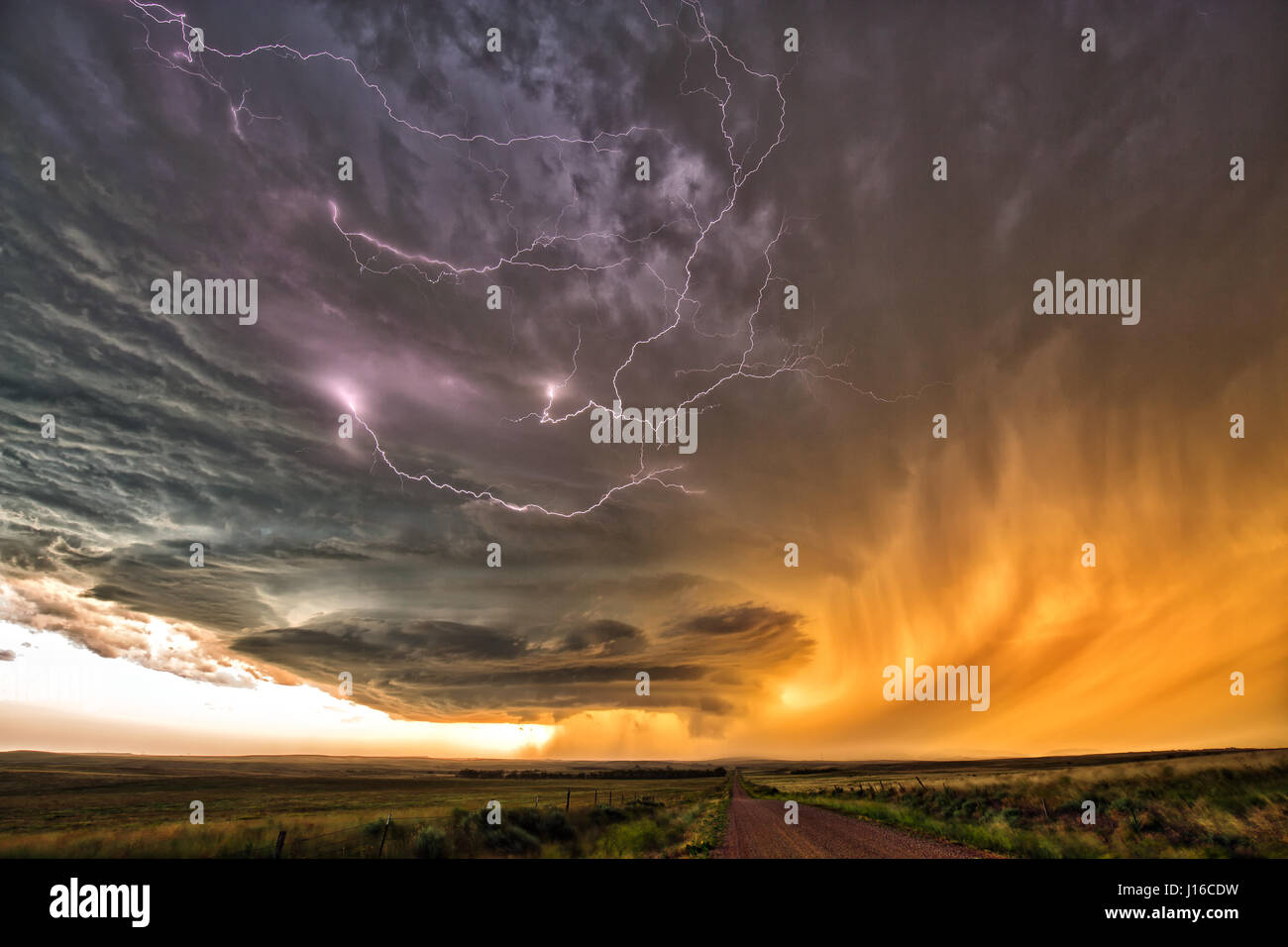 NABRASKA, USA: Ein Lehrer hat Tod in eine obsessive Gebot zur Dokumentation der Geburtstages und Tod des Naturs dramatische Supercell Stürme trotzten. Mit der Atmosphäre, knisternde Spannung zeigen Bilder, wie dieser Sturm kam lebendig mit tödlichen Explosionen des Blitzes, bevor dieser tapferen Amateur Stormchaser konnte seine Flucht zu machen und den ruhigen blauen Himmel zu erfassen und Sonnenstrahlen hinter den einmal böse Wolken entstehen. Die Bilder wurden in den großen Ebenen des mittleren Westens Amerikas durch High School Chemielehrer Mark Rosengarten (48), der ein Jahrzehnt seines Lebens gewidmet hat, zu jagen und dokumentieren dramatische Stockfoto