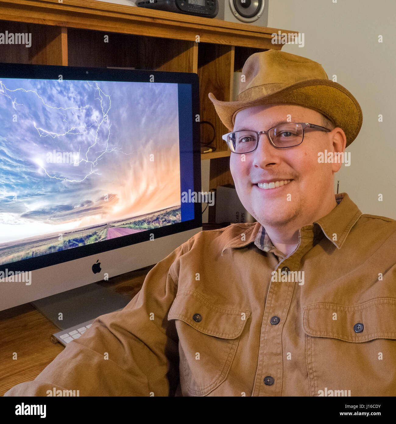 NABRASKA, USA: Stomrchaser MArk Rosengarten. Ein Lehrer hat Tod in eine obsessive Gebot zur Dokumentation der Geburtstages und Tod des Naturs dramatische Supercell Stürme trotzten. Mit der Atmosphäre, knisternde Spannung zeigen Bilder, wie dieser Sturm kam lebendig mit tödlichen Explosionen des Blitzes, bevor dieser tapferen Amateur Stormchaser konnte seine Flucht zu machen und den ruhigen blauen Himmel zu erfassen und Sonnenstrahlen hinter den einmal böse Wolken entstehen. Die Bilder wurden in den großen Ebenen des mittleren Westens Amerikas von High School Chemielehrer Mark Rosengarten (48) aufgenommen, die ein Jahrzehnt seines Lebens Cha widmet Stockfoto