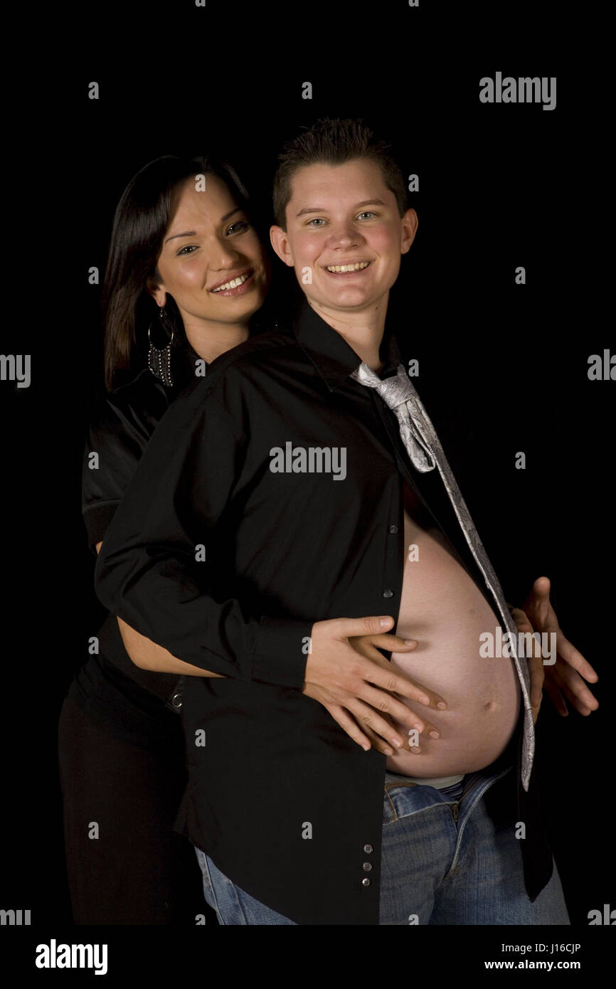 LOUISVILLE, KENTUCKY, USA: Bianca und Nick Bowser Nicks Babybauch stolz zeigen, als er mit Pax schwanger war. Die Bowser-Trans-Familie-Pose für Bilder in ihre Heimat. Treffen Sie die Trans-Familie, wo Mama Papa imprägniert, die dann zwei wunderbare Kinder gebar.  Die Bowsers sieht vielleicht eine typische All-American Kernfamilie wo bleibt atemberaubend Mama zu Hause mit den Kindern während Butch Vater geht zur Schule und arbeiten. Allerdings ist das Bowser Nachbarn in ihrer kleinen Stadt Louisville, Kentucky nicht wissen, was diese schlank-Nachtclub-Sängerin Bianca Bowser (32) ist biologisch ein Mann und mascu Stockfoto