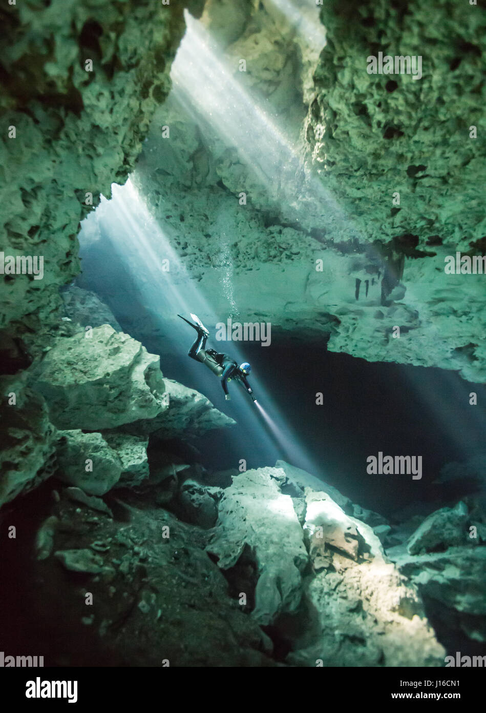 CENOTE EL EDEN, Mexiko: Taucher Abstieg in Cenote. STÜRZEN die Tiefen der tiefblaue Meer Bilder zeigen, wie diese Tauchen Zahnarzt das ultimative Unterwasser Selfie sucht. Posiert neben einem Walhai zeigen diese humorvolle Bilder, dass es nie eine schlechte Zeit für eine schnelle Snap von sich selbst mit einem 20 t-Meer-Tier.  Andere Bilder zeigen Taucher in einigen der unglaublichsten Hintergründe der Welt, vom Tauchen mit einem Blauhai auf den Azoren zu erforschen einen umfangreichen Wissenspool in Veikkola, Finnlands. Finnische Zahnarzt Markku Petteri Viljakainen (37), hat auf der ganzen Welt zu erfassen und teilen seine erstaunliche tauchte Stockfoto