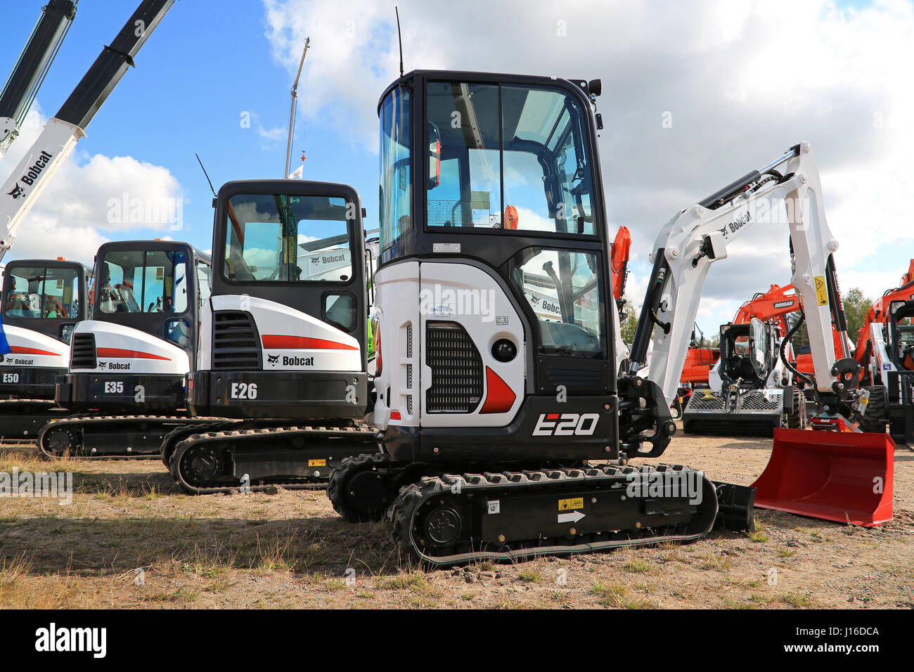 HYVINKAA, Finnland - 11. September 2015: Lineup von Bobcat Kompaktbagger mit E20 auf der Vorderseite auf dem Display an MAXPO 2015. Stockfoto