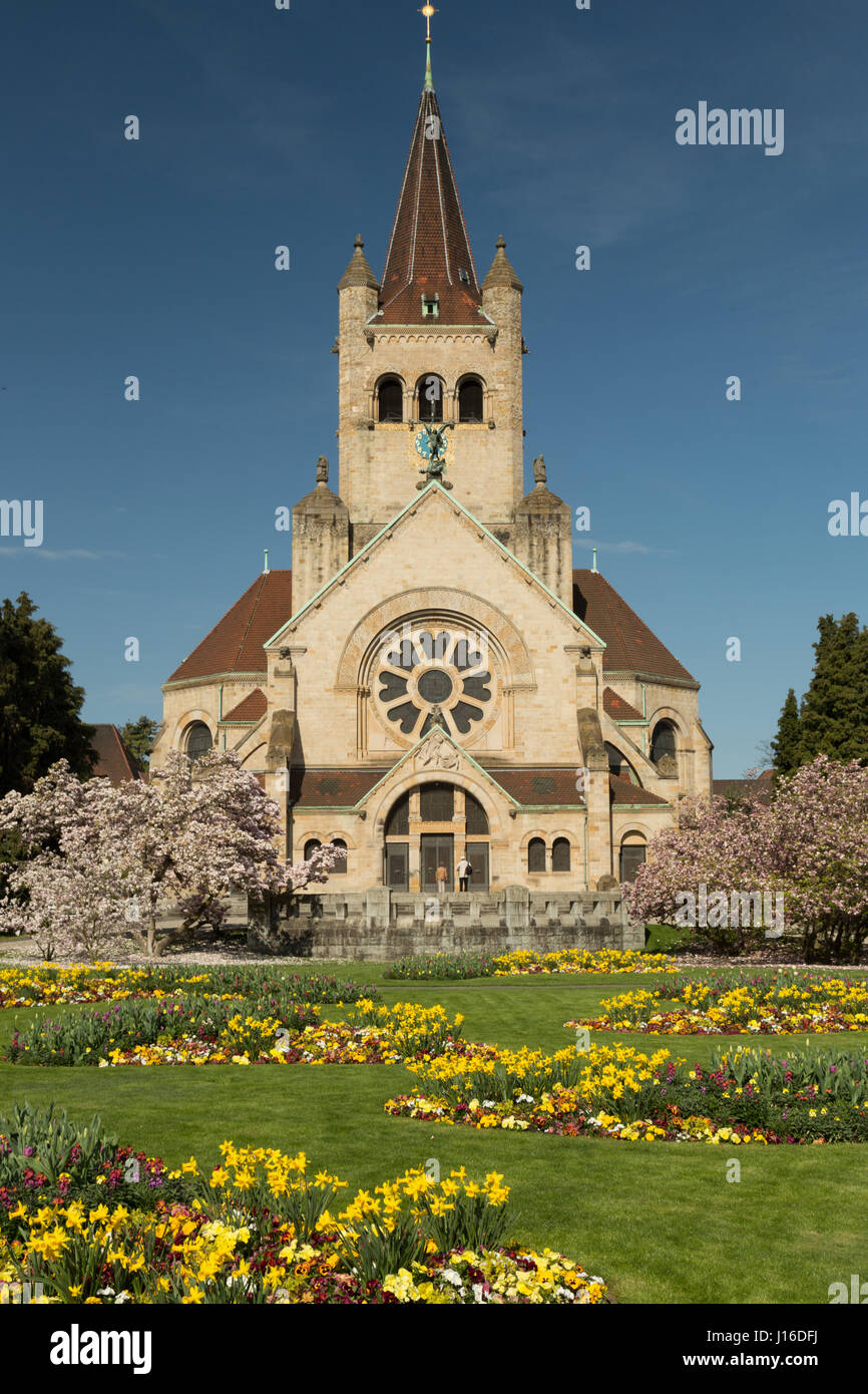 Ein Foto von der St. Pauls Church (Pauluskirche) in Basel, Schweiz.  Aufgenommen im Frühjahr, wenn die Blumen in voller Blüte stehen. Die Kirche  wa Stockfotografie - Alamy