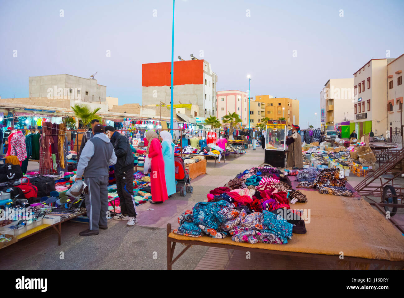 Wochenmarkt in den Abendstunden, Avenue Sidi Ahmed Laaroussi, Dakhla, Westsahara, verwaltet durch Marokko, Afrika Stockfoto