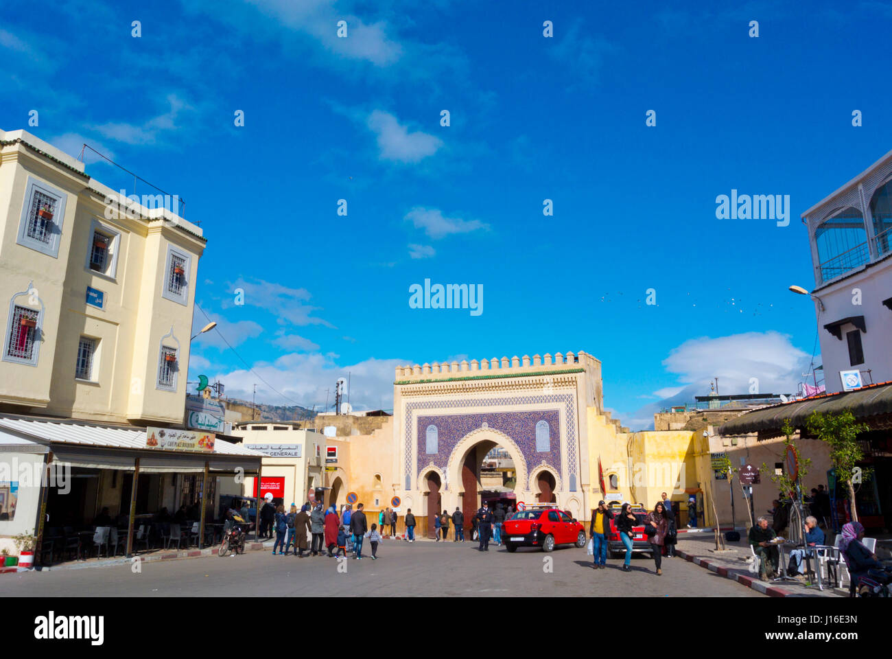 Straße vor Bab Bou Jeloud Tor, Batha, Medina, Fez, Marokko, Afrika Stockfoto