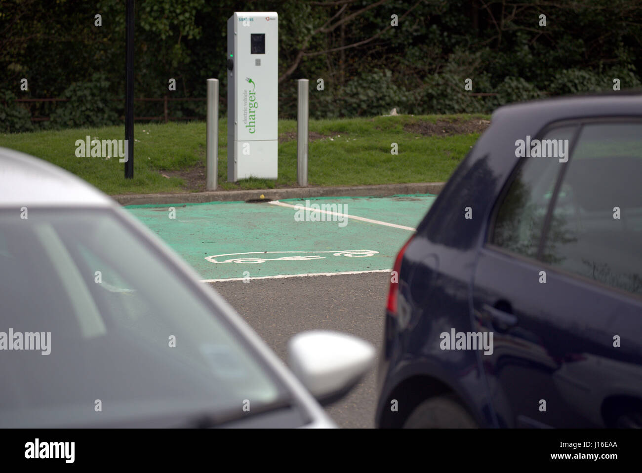 Elektro-Auto-Ladegerät-Punkt mit Symbolen und Zeichen Siemens Elektroauto Ladegerät Glasgow Stockfoto