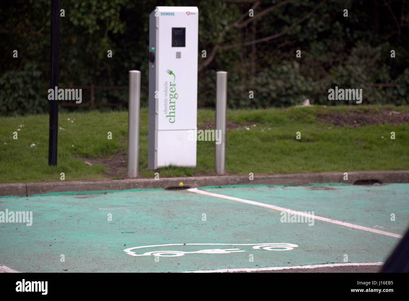 Elektro-Auto-Ladegerät-Punkt mit Symbolen und Zeichen Siemens Elektroauto Ladegerät Glasgow Stockfoto