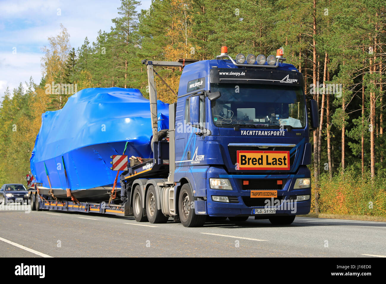 TAMMELA, Finnland – 19. September 2015: MAN Truck schleppt ein Boot als außergewöhnliche Belastung entlang der Autobahn.  Abnorme Transportgenehmigung ist erforderlich, wenn dreidime Stockfoto
