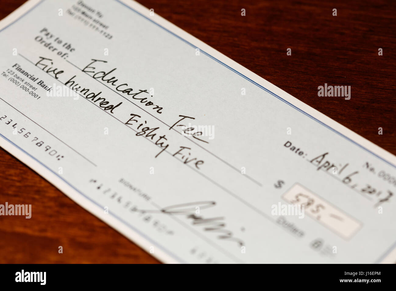 Gefälschten Scheck, Scheck für Bildung Gebühr, Finanzkonzept. Stockfoto Gefälschten Scheck, Scheck für Bildung Gebühr, Finanzkonzept. Stockfoto