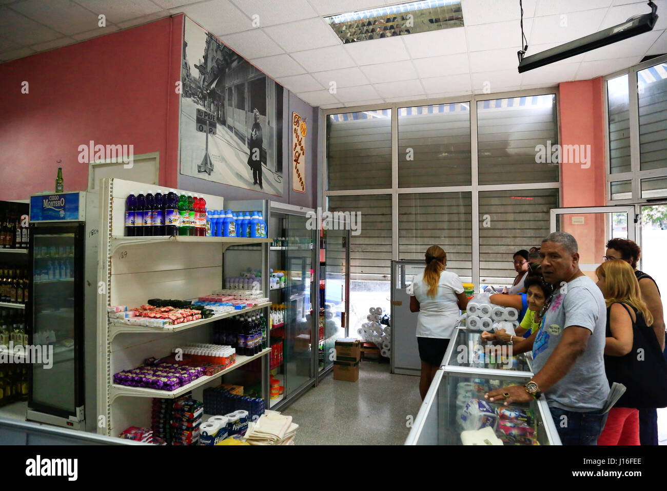 Kubaner In einem spärlich bestückte kleine Regierung betriebene Geschäft kaufen Lebensmittel und Haushaltsgegenstände In Havanna, Kuba Stockfoto