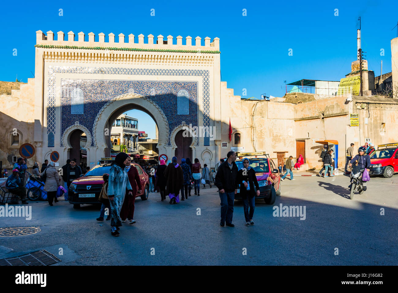 Bab Bou Jeloud Tor, blaues Tor, in Medina von Fes el Bali. Fes, Marokko, Nordafrika Stockfoto