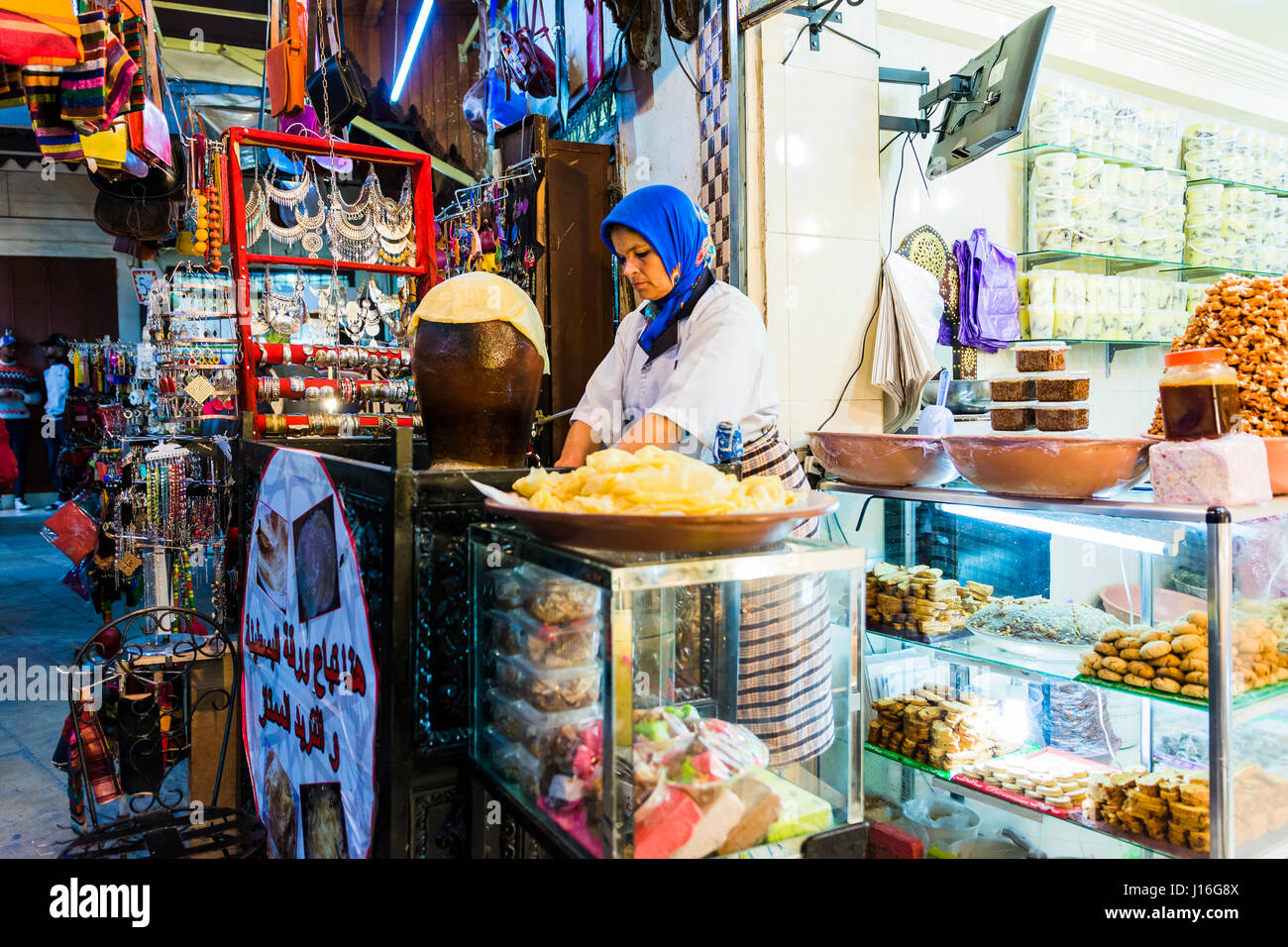 Frau Pfannkuchen zubereiten. Fes, Marokko, Nordafrika Stockfoto