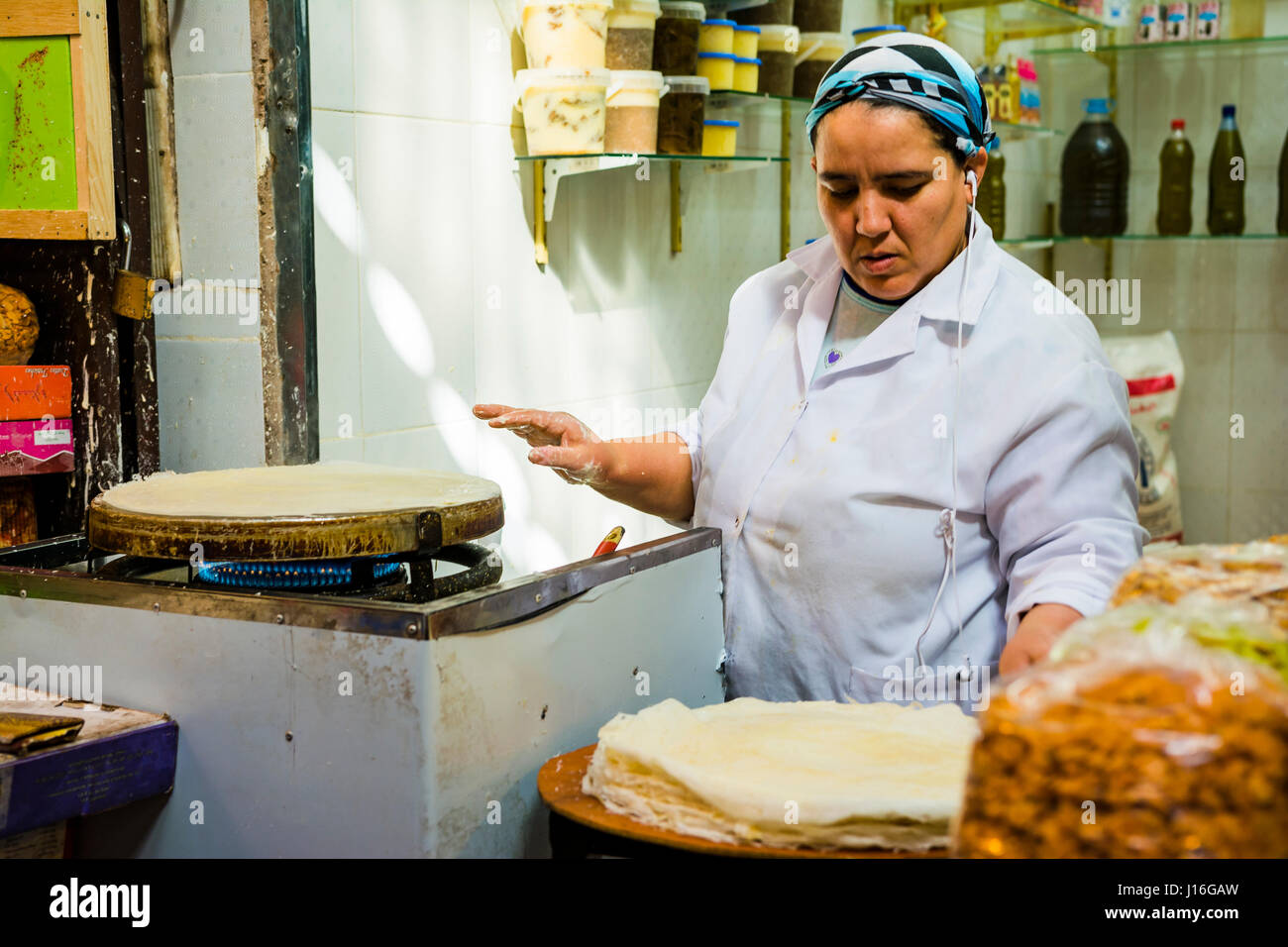 Frau Pfannkuchen zubereiten. Fes, Marokko, Nordafrika Stockfoto