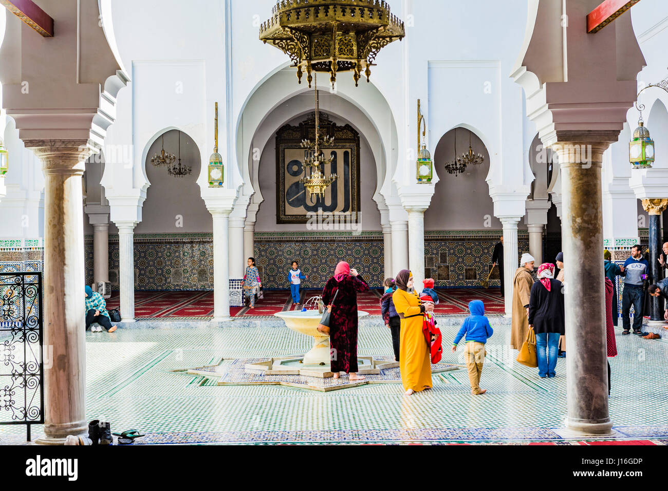 Innenhof der Zaouia Moulay Idriss II. Fes, Marokko, Nordafrika Stockfoto