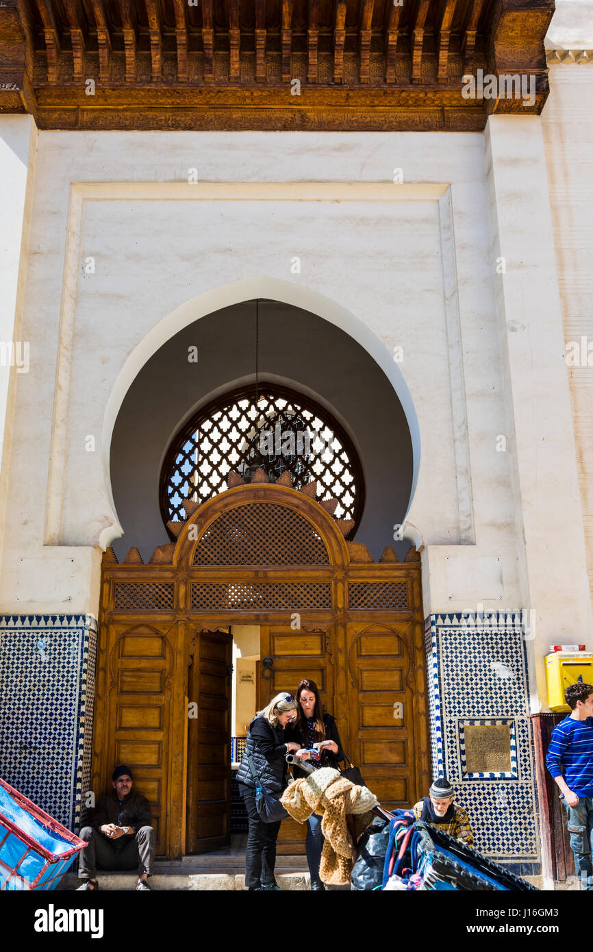 Eingang der Quaraouiyine Universitätsbibliothek. Fes, Marokko, Nordafrika Stockfoto