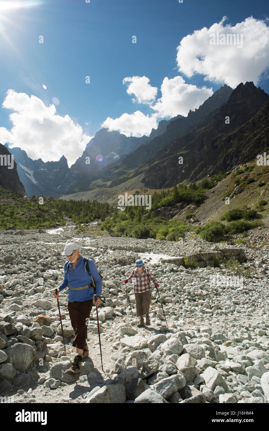 Ein älteres paar Rückkehr von der weißen Gletscher Hütte Pelvoux, Frankreich Stockfoto