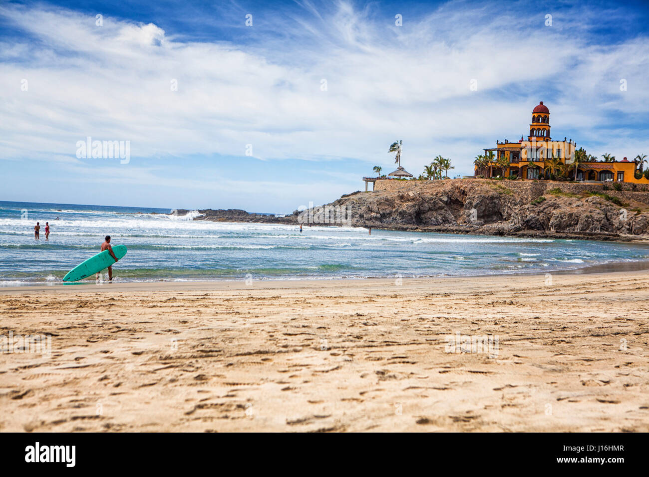 Touristen und einheimische schwimmen und surfen In den Pazifischen Ozean in Los Cerritos, Todos Santos, Baja Sur, Mexiko Stockfoto