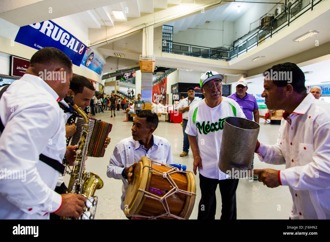 Eine Band spielt Musik im Stadion während La Serie Caribe, eine jährlich stattfindende Baseball-Serie In Lateinamerika Stockfoto