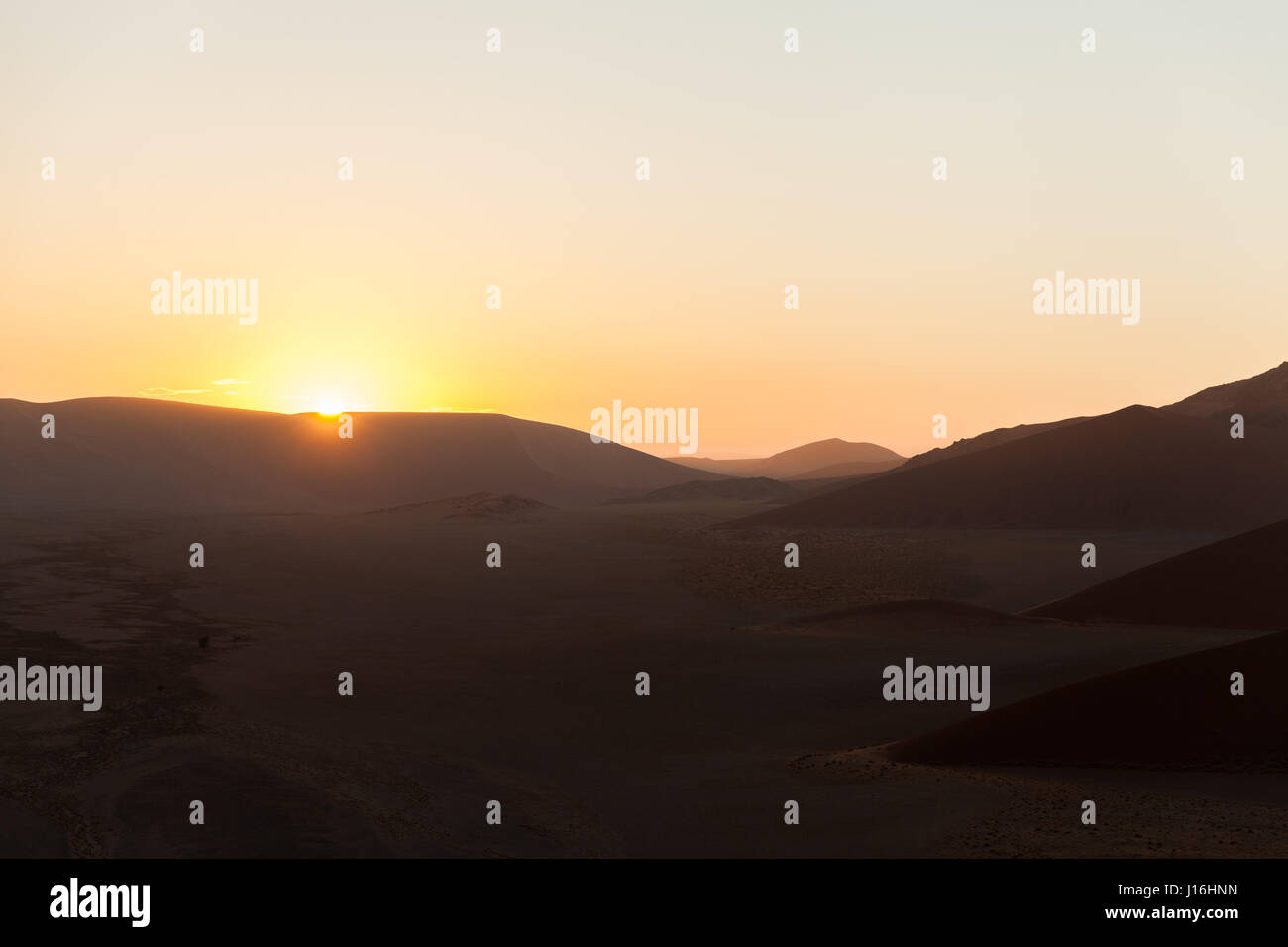 Sunrise gesehen von Düne 45, Sossusvlei im Namib in Namibia, Afrika Stockfoto