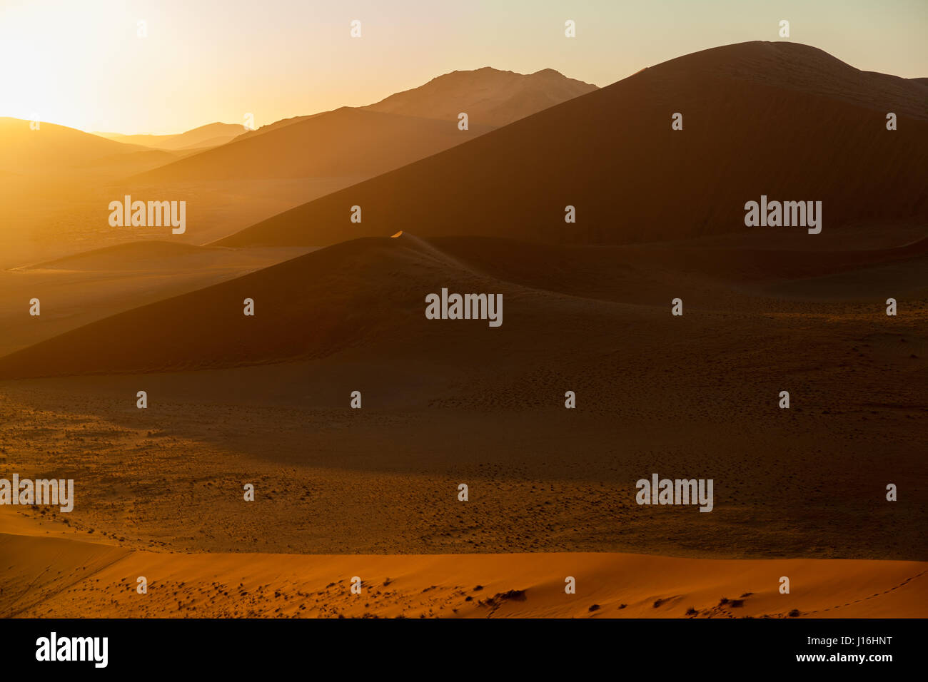 Sunrise gesehen von Düne 45, Sossusvlei, Namib, Namibia, Afrika Stockfoto