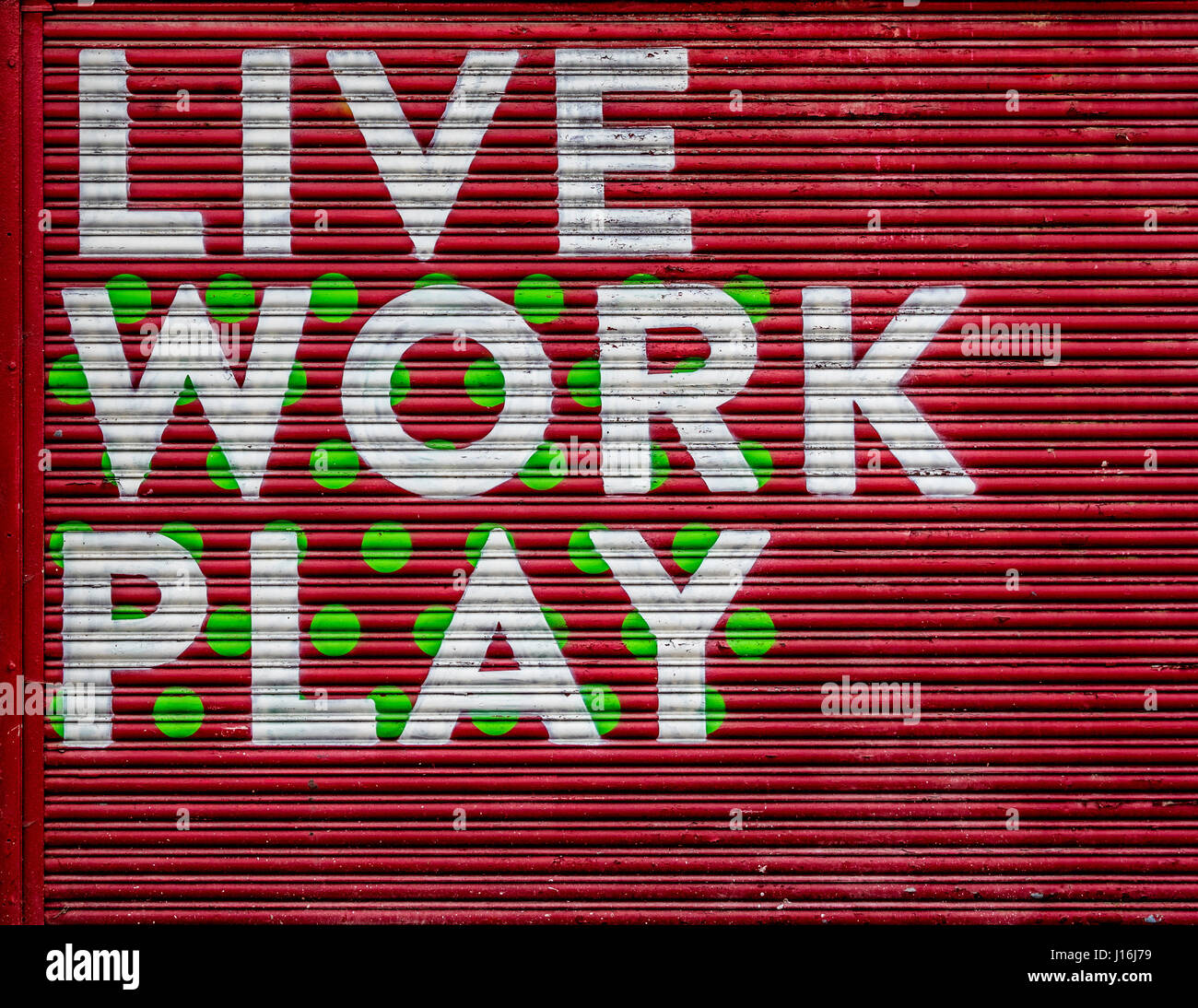 Live spielen Arbeit Zeichen aufgemalt Rolltor Rollladen, Rumpf Obst Marktgebiet, UK. Stockfoto