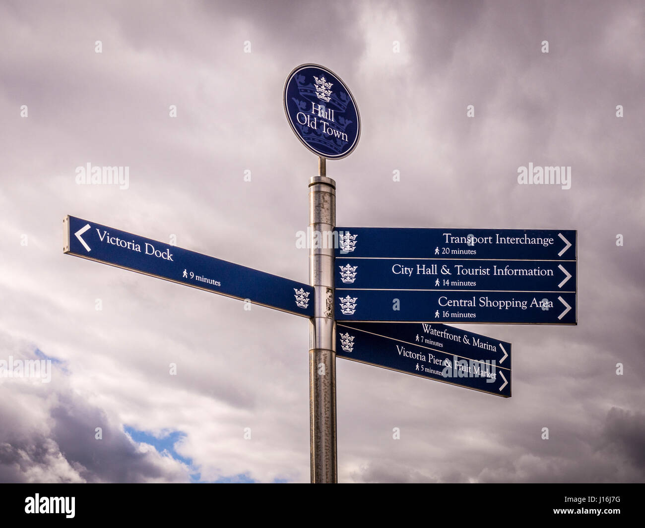 Touristische Hinweisschilder mit direktionalen Zeigern, Hull, UK. Stockfoto