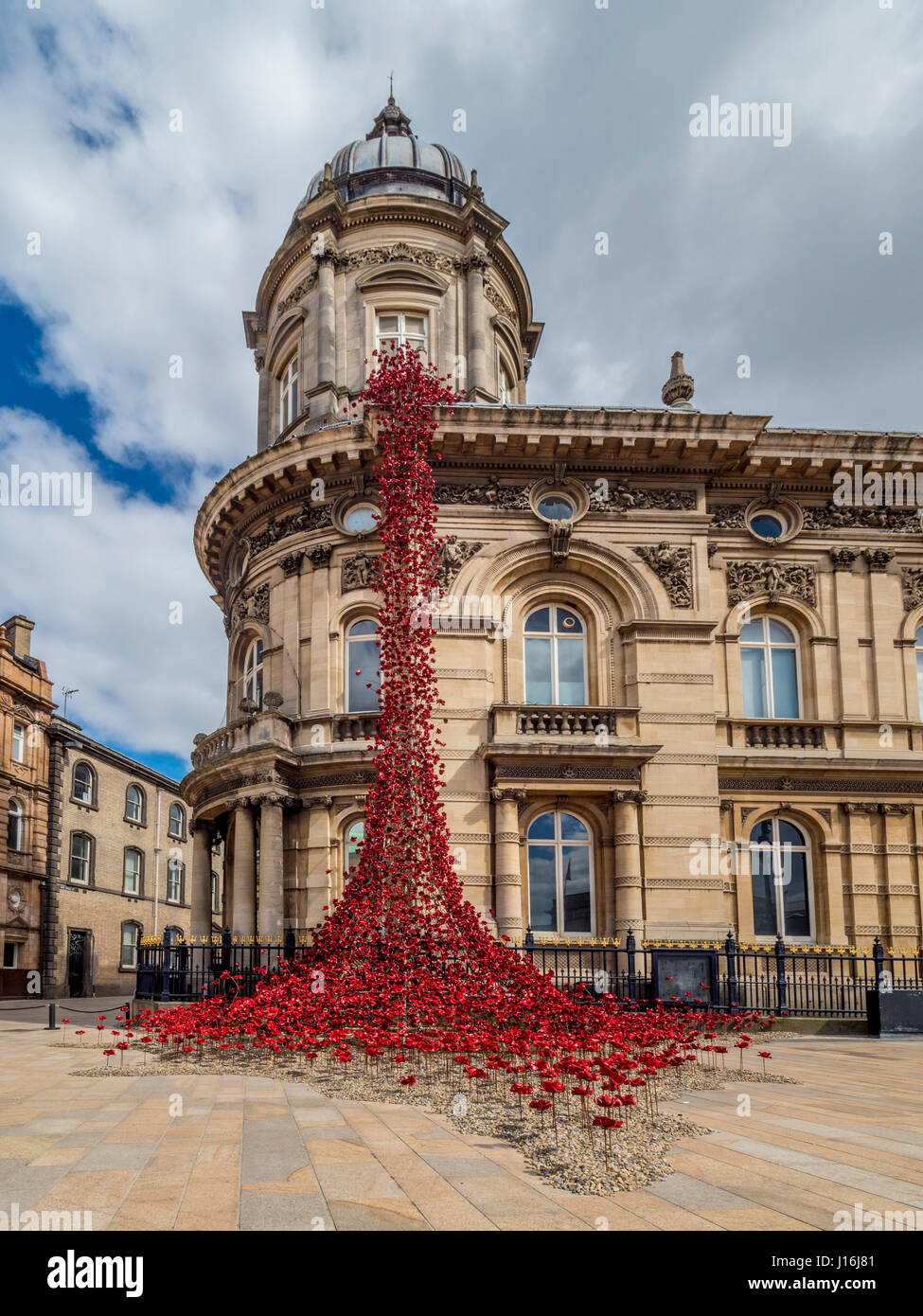 Poppies: Weeping Window VON PAUL CUMMINS KÜNSTLER UND TOM PIPER DESIGNER im Hull Maritime Museum, Großbritannien. Stockfoto
