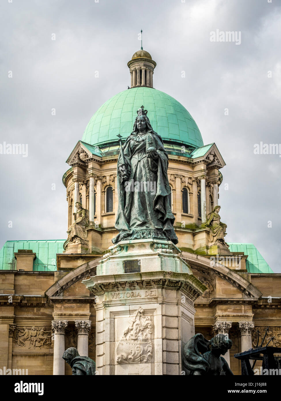 35 Fuß Statue der Königin Victoria, entworfen von dem Architekten J S Gibson und dem Bildhauer H C Fehr. Queen Victoria Square, Hull. VEREINIGTES KÖNIGREICH Stockfoto