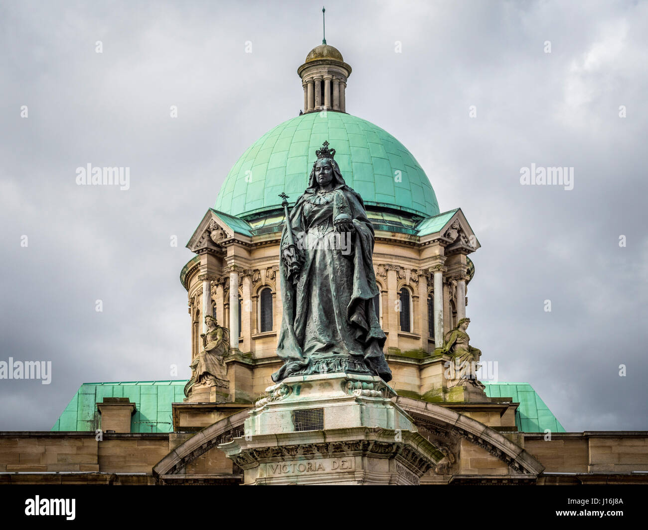 35 Fuß Statue der Königin Victoria, entworfen von dem Architekten J S Gibson und dem Bildhauer H C Fehr. Queen Victoria Square, Hull Stockfoto