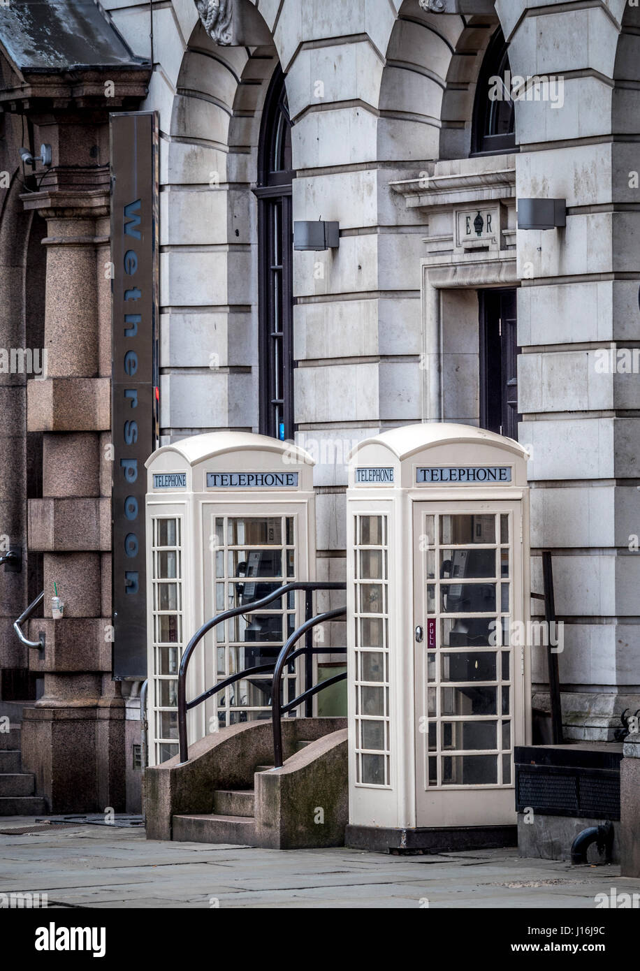 Markante Creme / weiß Telefonzellen in Hull, unabhängige, kommunale Störungsstelle KCO angehören Stockfoto