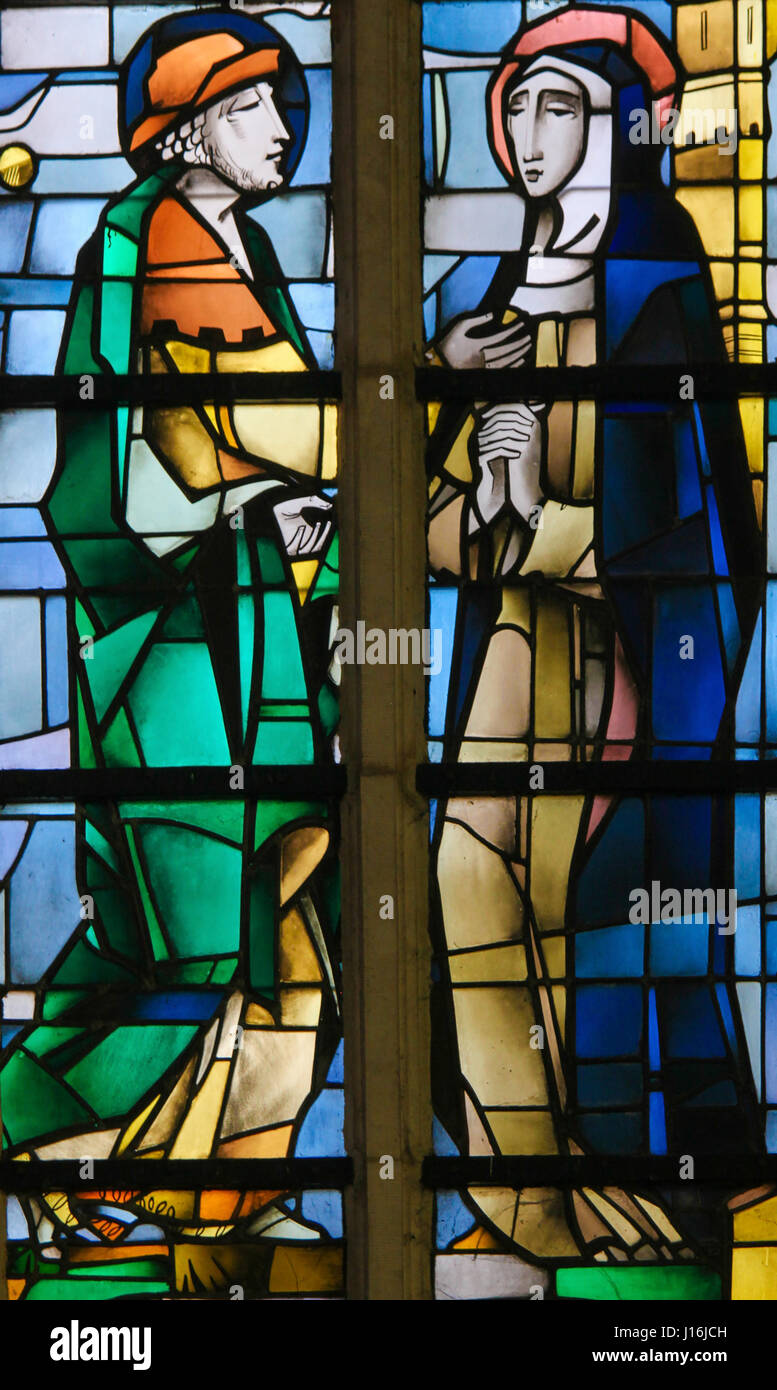Glasfenster in der Kirche von Tervuren, Belgien, Darstellung Mutter Mary und Joseph Stockfoto