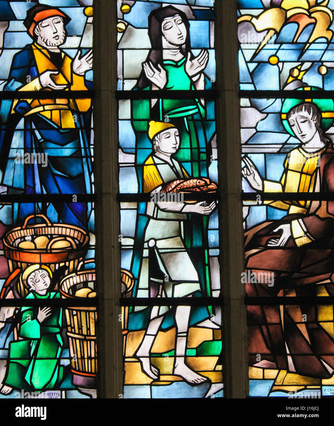 Glasfenster in der Kirche von Tervuren, Belgien, Darstellung der Evangelium-Konto von der Fütterung der Multitude Stockfoto