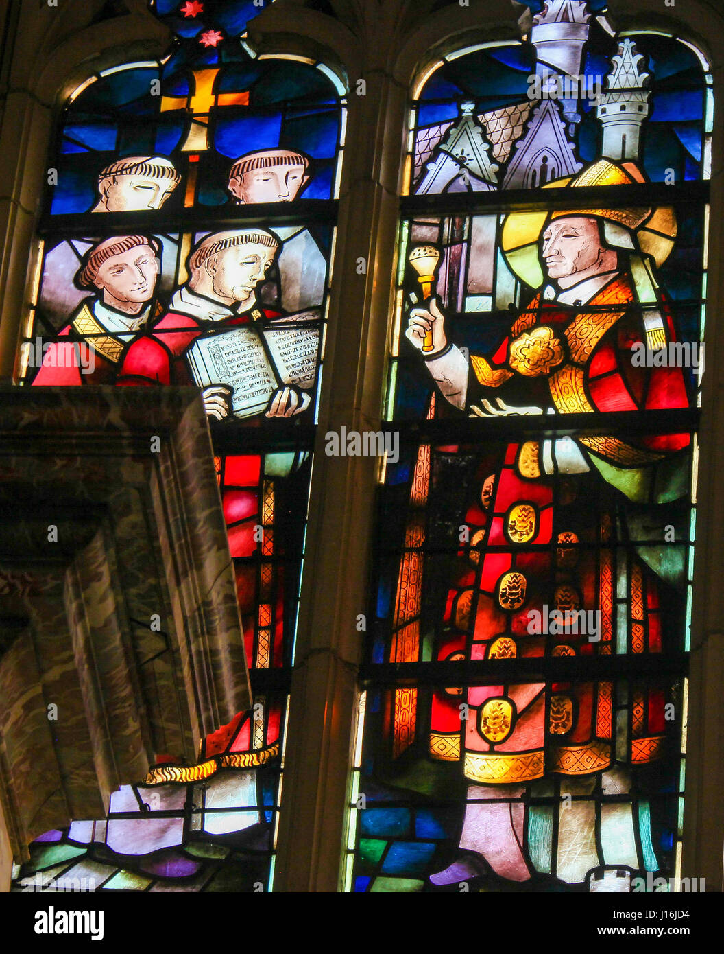 Glasfenster in der Kirche von Tervuren, Belgien, Darstellung von Priestern, die Feier der Heiligen Messe Stockfoto