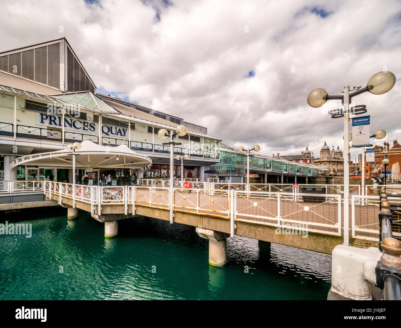 Des Prinzen Quay Einkaufszentrum auf Stelzen über dem blau gefärbten Wasser des Prinzen Dock, Hull, UK. Stockfoto