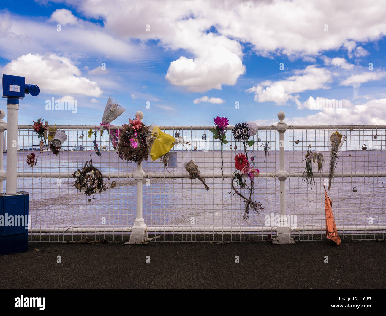 Blumen gebunden, Geländer mit der Humber-Mündung im Hintergrund zum Gedenken an Toten Freunden und Verwandten auf dem Meer verloren. Stockfoto