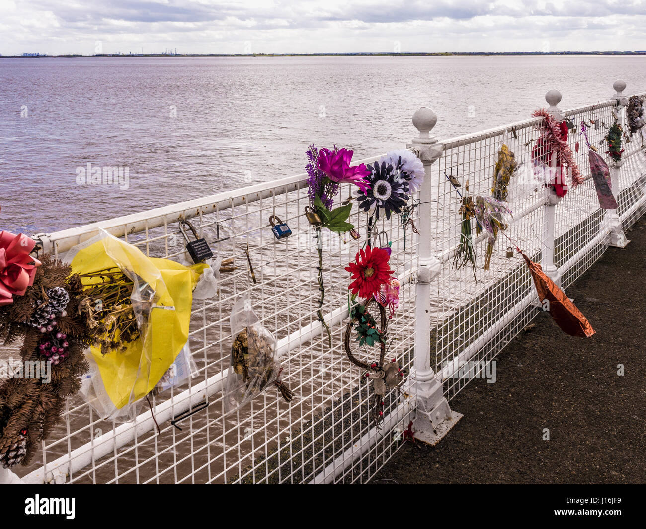 Blumen gebunden, Geländer mit der Humber-Mündung im Hintergrund zum Gedenken an Toten Freunden und Verwandten auf dem Meer verloren. Stockfoto