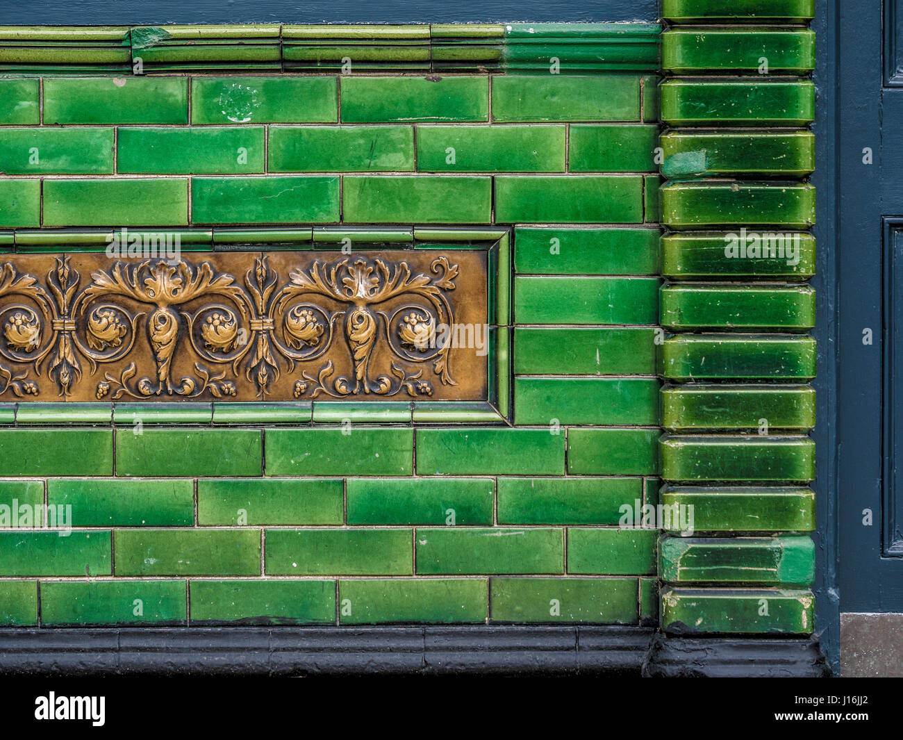 Grüne Fliesen auf Außenseite des Humber Dock Bar and Grill, ehemals Green Bricks Pub, Humber Dock street, Hull, UK. Stockfoto