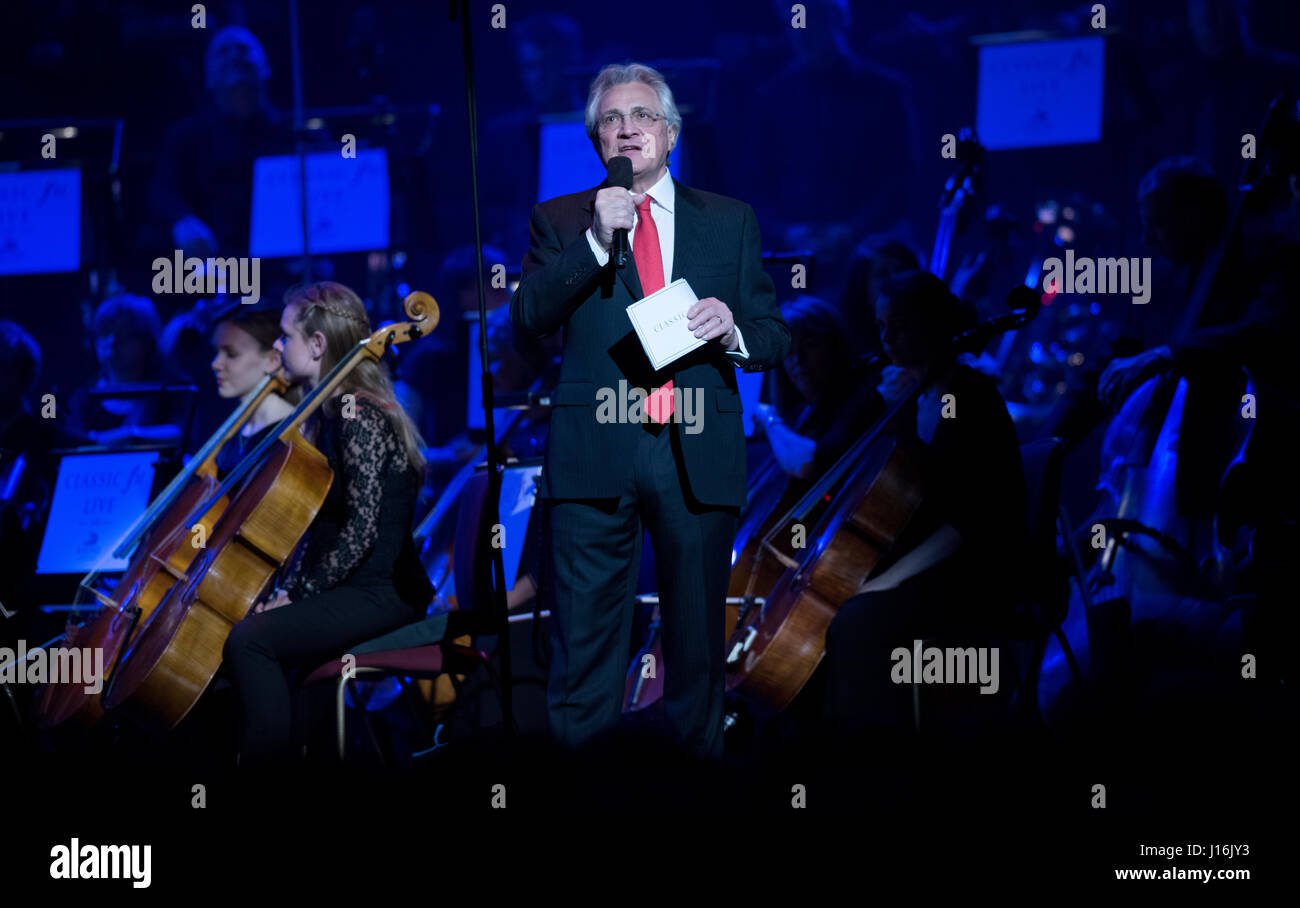 Gastgeber John Suchet auf der Bühne Classic FM Live in der Royal Albert Hall in London. Das Konzert wird von Großbritanniens beliebtesten Klassik-Station, klassische zegit PRESS ASSOCIATION Foto gehostet. Bild Datum: Dienstag, 18. April 2017. Bildnachweis sollte lauten: Matt Crossick/PA Wire Stockfoto